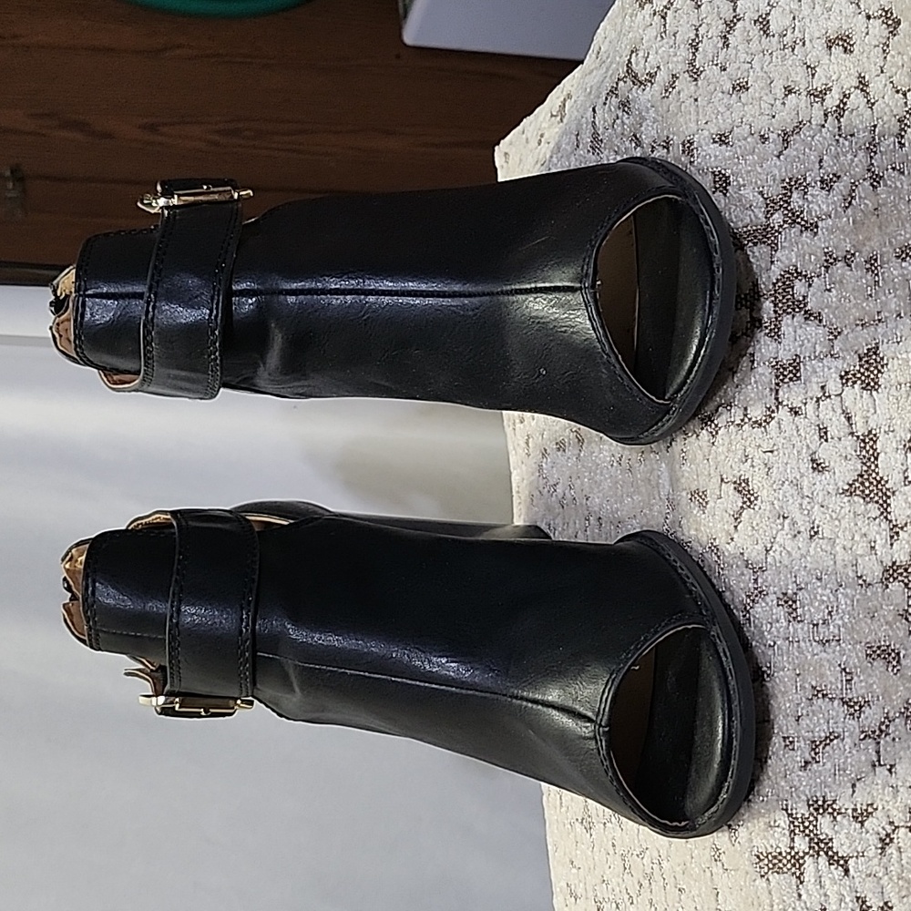 Women's EUC Peep Toe Ankle Boots size 8M